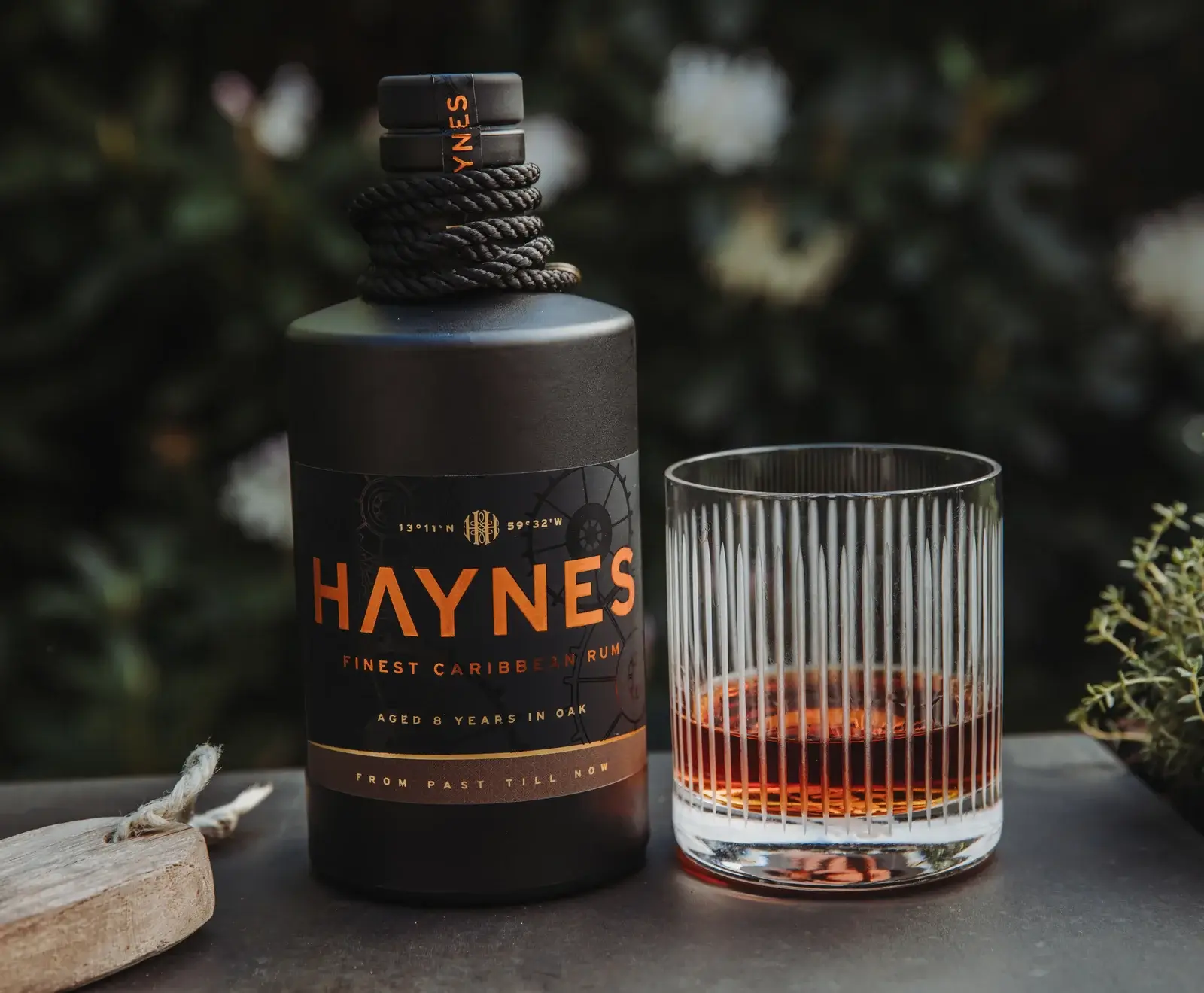 Eine Flasche Haynes Finest Caribbean Rum, 9 Jahre in Eichenfässern gereift, neben einem Glas Rum.