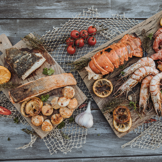 Lachs, Garnelen, Muscheln und mehr Seafood 