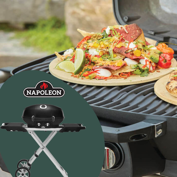 Ein Napoleon-Grillrost mit einer Platte voller bunter Nachos, garniert mit Limette, und einer kleinen Pizza. Im Vordergrund links ist ein schwarzer Napoleon-Portabelgrill mit Logo abgebildet.