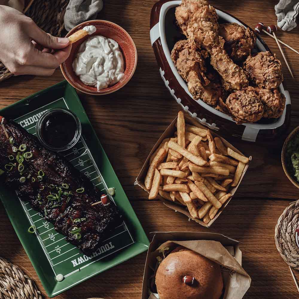 Rippchen. Drumsticks, Burger und Pommes