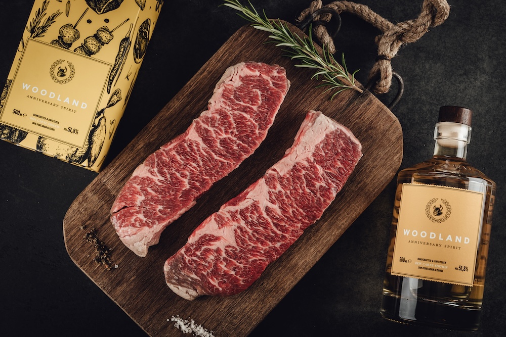 Spirot Aged Denver Cut mit einer Flasche Woodland Anniversary Spirit