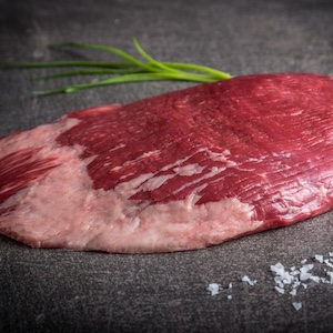 Rohes Flank Steak auf grauem Hintergrund
