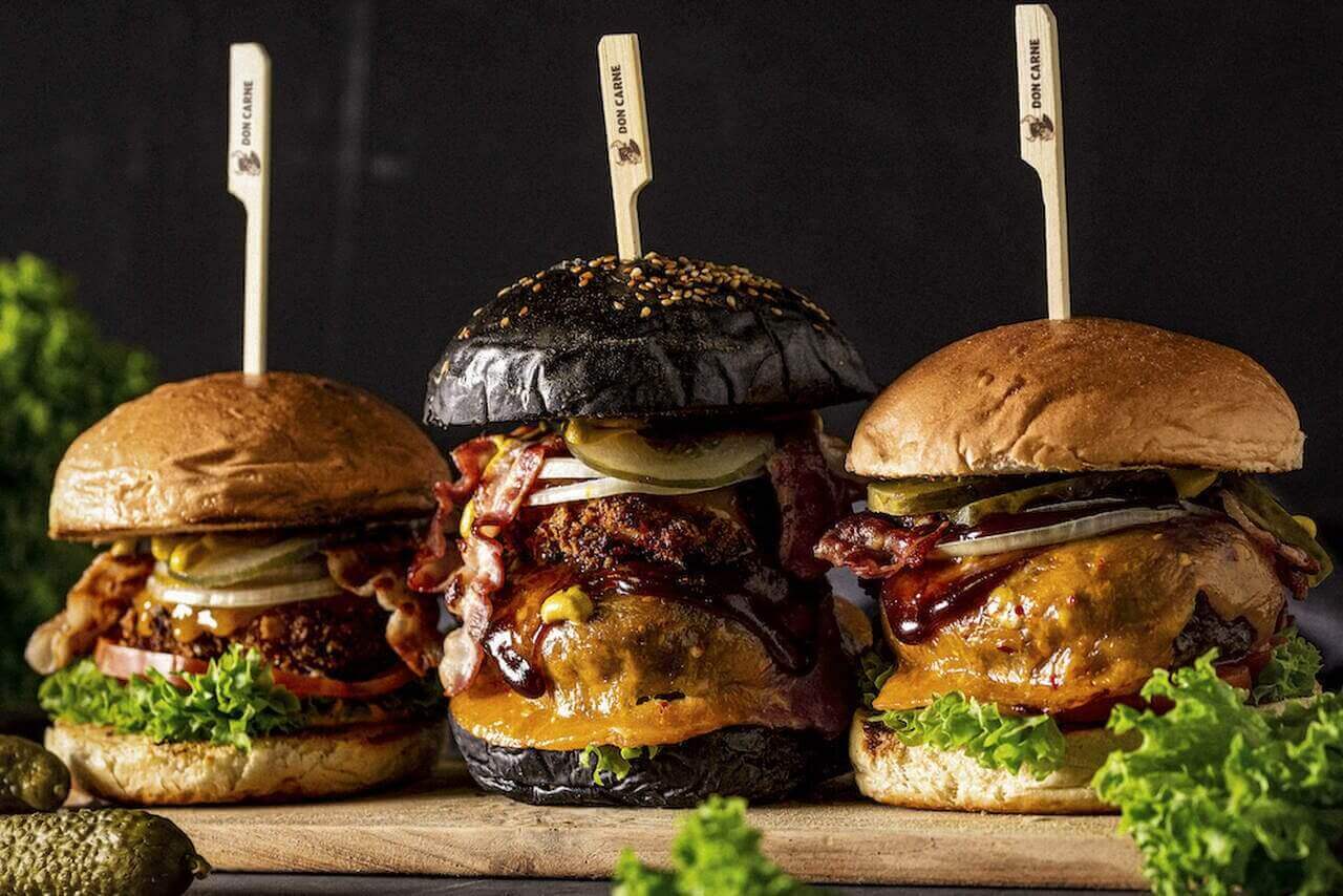 Leckere drei unterschiedlich belegte Burger.