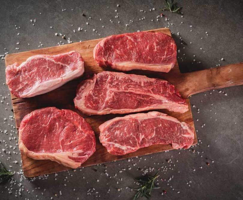 Schneidebrett mit Rumpsteak