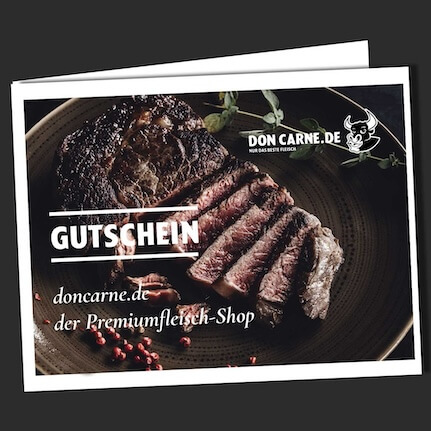 Geschenkgutscheinkarte auf dunklem Hintergrund