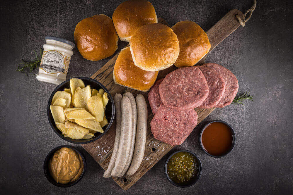Ein Paket bestehen aus Burger Patties und Buns, Würstchen und leckeren Kartoffeldippern