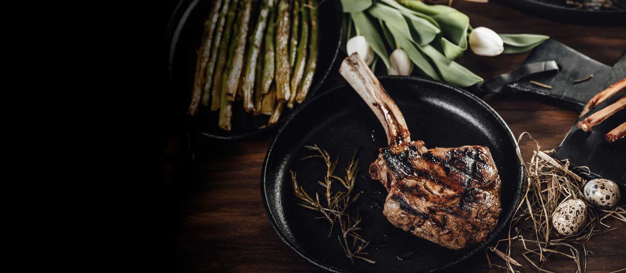Lamm Tomahawk Steak gegrillt und herbrstlich angerichtet