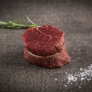 Rohes Filet Medaillon auf grauem Hintergrund