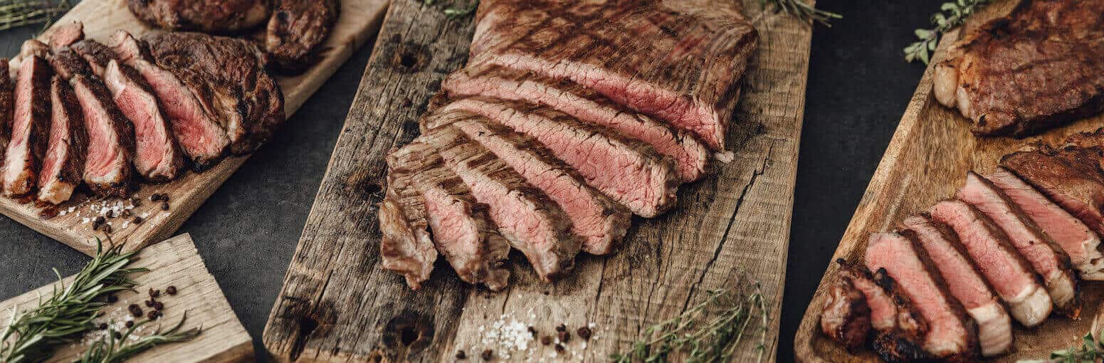 Schneidebretter mit Fleisch