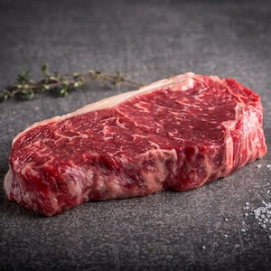 Rohes Rumpsteak auf grauem Hintergrund