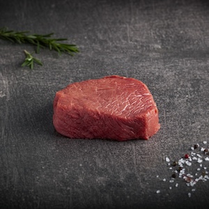 Rohes Hüftsteak auf grauem Hintergrund