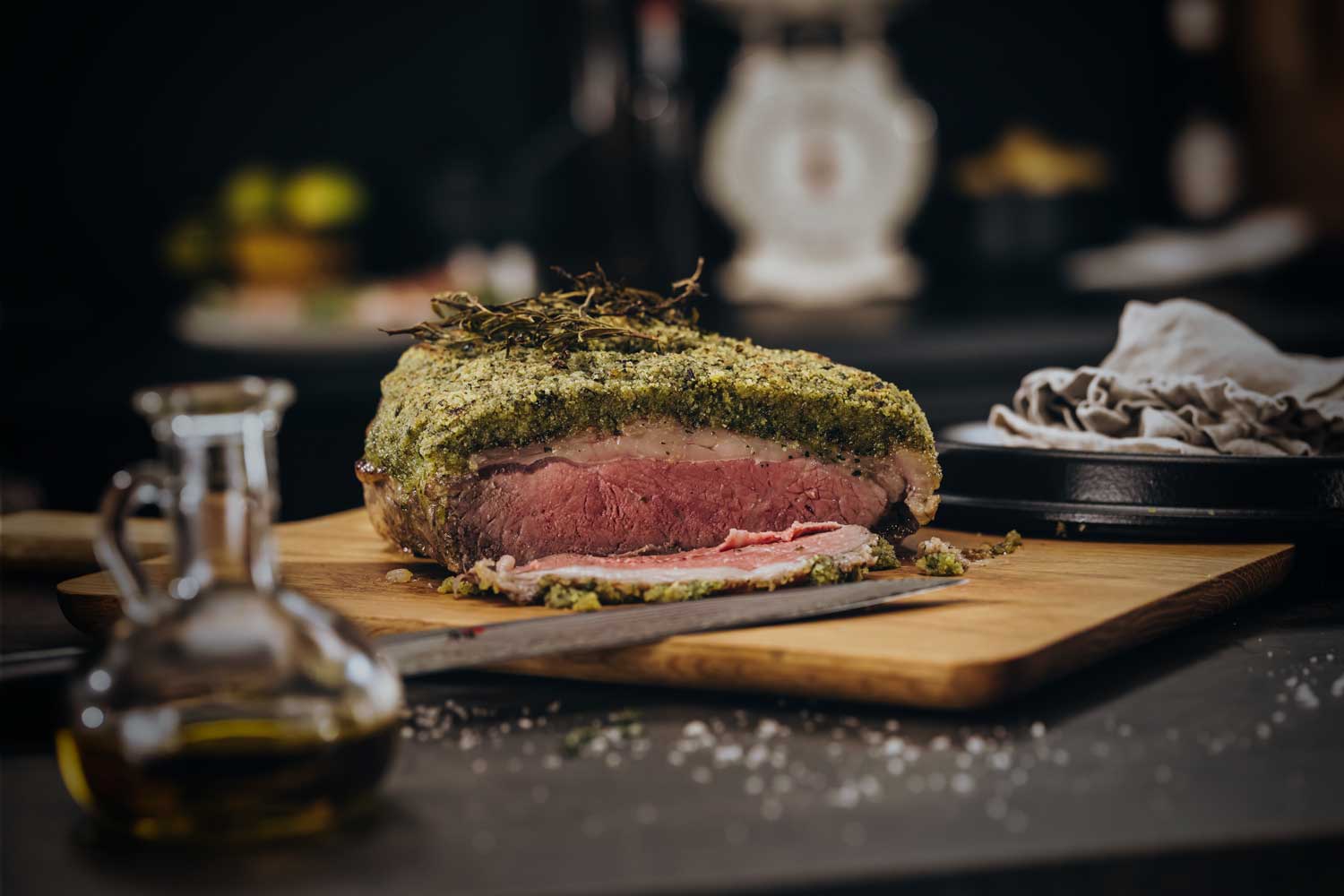 Lecker zubereitetes Fleisch auf einem Brettchen angelegt.