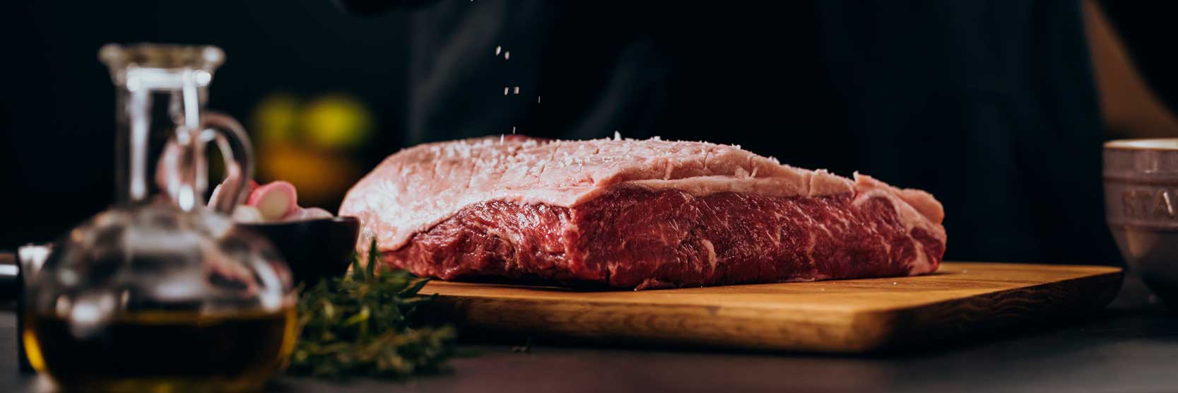 Rohes Fleisch auf einem Brettchen