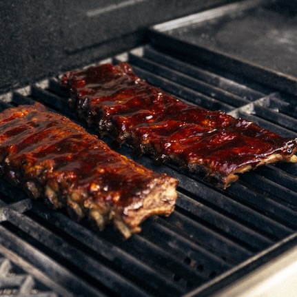 Glasierte Rippchen auf einem Grillrost