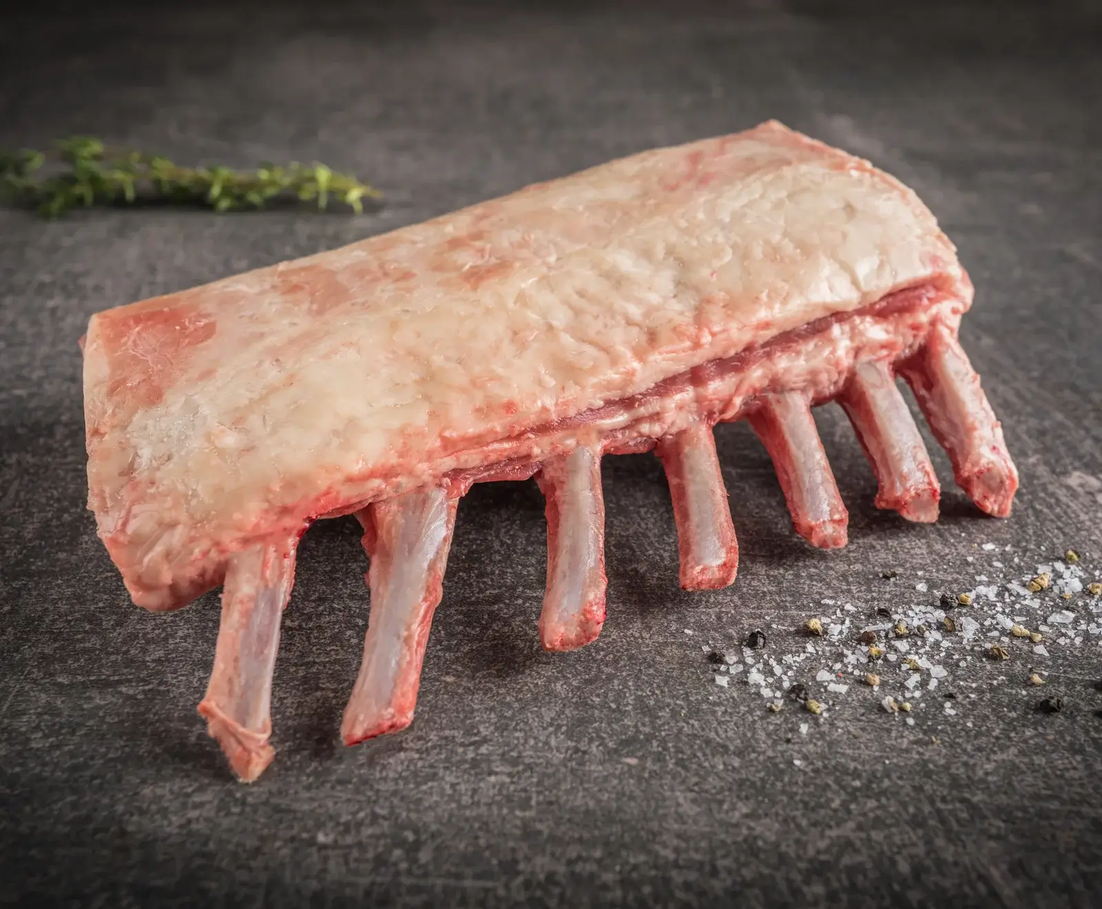 Irisches Salzwiesenlammkarree mit Fettdeckel